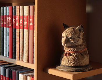 image of a cat shaped bookend